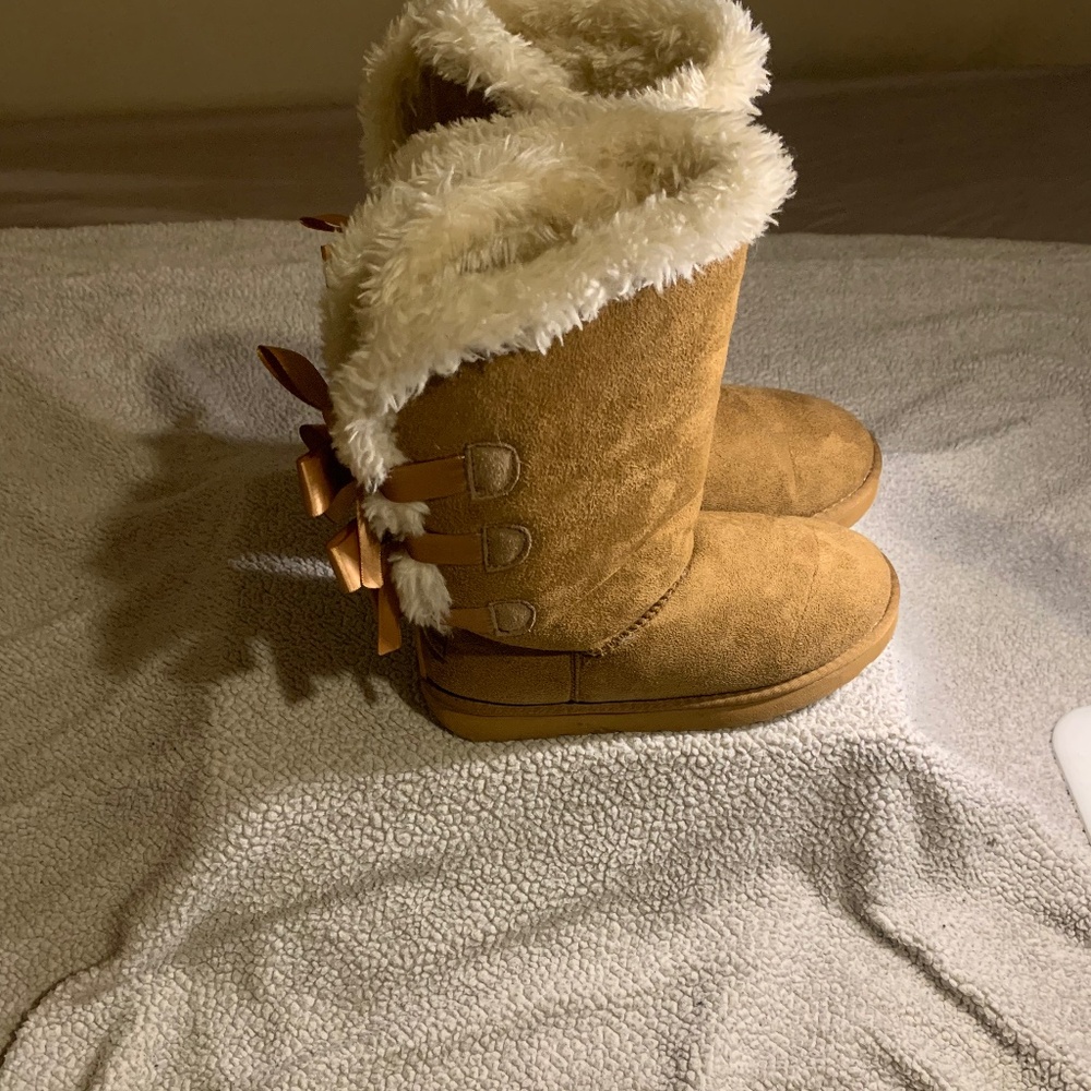Uggs Bailey Bow ll size 6